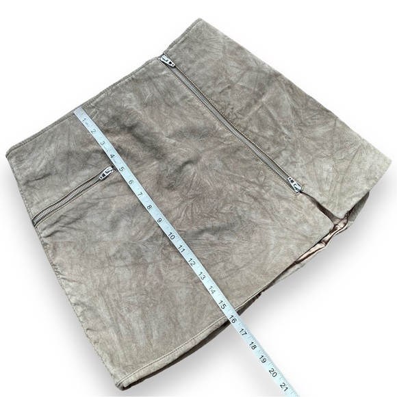 BLANK NYC Suede Leather Zipper Mini Skirt in Shroom | Size 30 - Picture 6 of 10